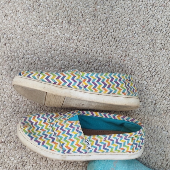 Kids' Tom's shoes size 3.5 - Picture 2 of 5